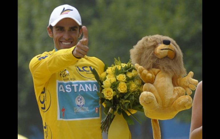 Alberto Contador se muestra 'muy feliz' ante la victroria en el Tour de Francia 2010. EFE  /