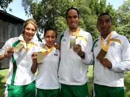 Los atletas mexicanos muestran sus medallas de oro obtenidas en la disciplina de triatlón. MEXSPORT  /