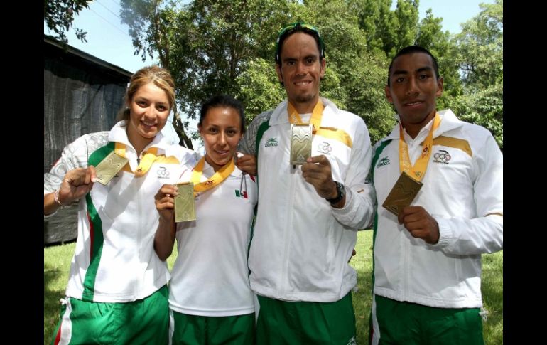 Los atletas mexicanos muestran sus medallas de oro obtenidas en la disciplina de triatlón. MEXSPORT  /