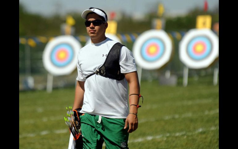 Juan René Serrano sigue cosechando medallas en tiro con arco. MEXSPORT  /