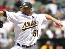 Dallas Braden lanza la bola durante la primera entrada del juego contra Medias Blancas de Chicago. AP  /