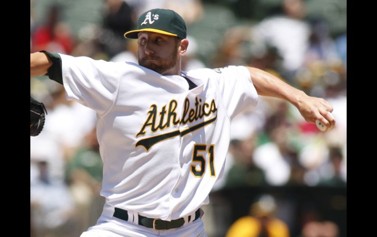 Dallas Braden lanza la bola durante la primera entrada del juego contra Medias Blancas de Chicago. AP  /