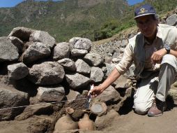 Los objetos, llamados también 'aríbalos', estaban cubiertos con lajas de piedra, explicó el arqueólogo Rubén Maqqe. EFE  /