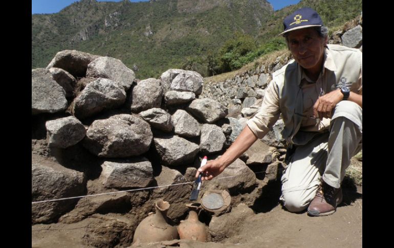 Los objetos, llamados también 'aríbalos', estaban cubiertos con lajas de piedra, explicó el arqueólogo Rubén Maqqe. EFE  /