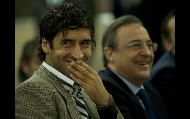 Raúl González y el presidente del Real Madrid, Florentino Pérez. GETTY IMAGES SPORT  /