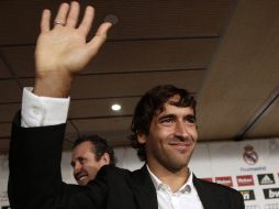 Raúl confirmó su salida y agradeció al club en una  ceremonia en su honor organizada en el estadio Santiago Bernabéu. REUTERS  /