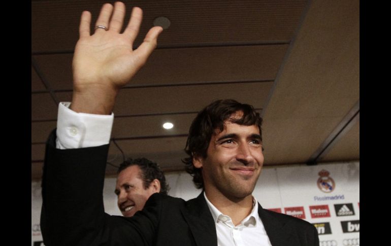 Raúl confirmó su salida y agradeció al club en una  ceremonia en su honor organizada en el estadio Santiago Bernabéu. REUTERS  /