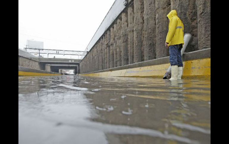 En la imagen, el paso a desnivel de San Agustín, que ya se había inundado en el 2010. ARCHIVO  /