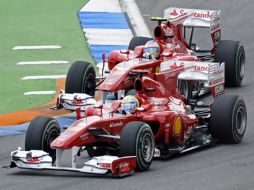 Felipe Massa va por delante de su compañero Fernando Alonso, en la final del Gran Premio de Alemania. AP  /