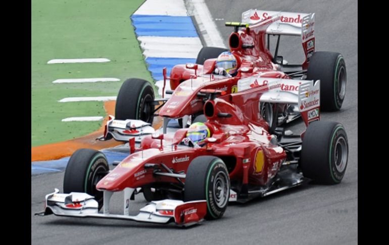 Felipe Massa va por delante de su compañero Fernando Alonso, en la final del Gran Premio de Alemania. AP  /