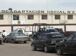 Exterior del penal de Gómez Palacio. Su ex directora es señalada por presuntamente dejar salir a reos para cometer asesinatos. ARCHIVO  /