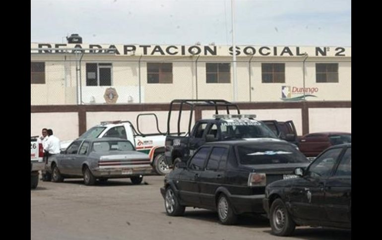 Exterior del penal de Gómez Palacio. Su ex directora es señalada por presuntamente dejar salir a reos para cometer asesinatos. ARCHIVO  /