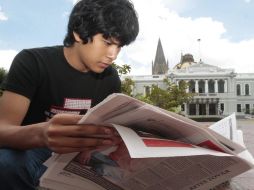 Un joven revisa los resultados de admisión para el calendario 2010 “B” de la Universidad de Guadalajara. S. NÚÑEZ  /