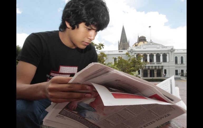 Un joven revisa los resultados de admisión para el calendario 2010 “B” de la Universidad de Guadalajara. S. NÚÑEZ  /