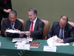 Melquiades Morales Flores, Emilio González Márquez y  José Antonio de la Torre, durante la firma del convenio. A. CAMACHO  /