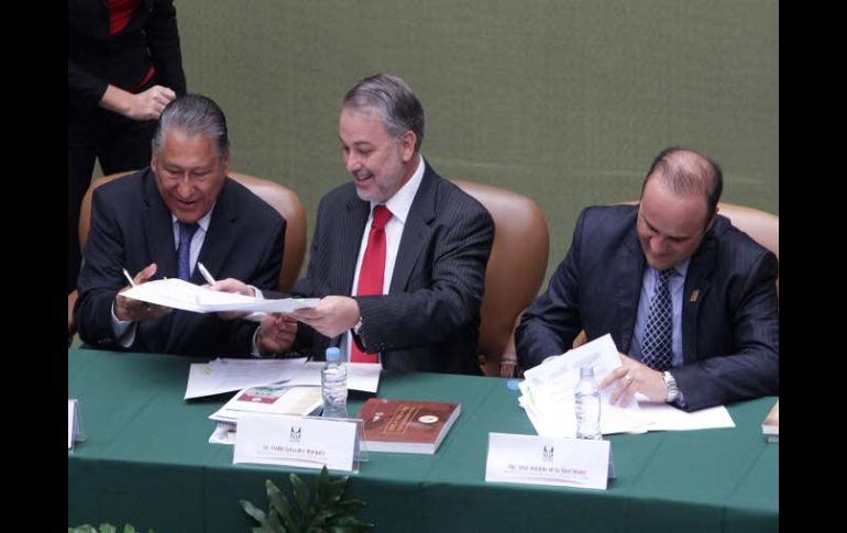 Melquiades Morales Flores, Emilio González Márquez y  José Antonio de la Torre, durante la firma del convenio. A. CAMACHO  /