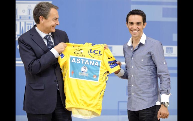 Alberto Contador, se reunió ayer con José Luis Rodríguez Zapatero, a quien le obsequió su suéter amarillo de campeón. REUTERS  /