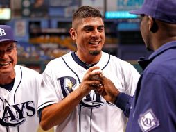 El serpentinero Matt Garza, recibe la pelota con la que logró el último out de su juego sin hit ni carrera. AFP  /