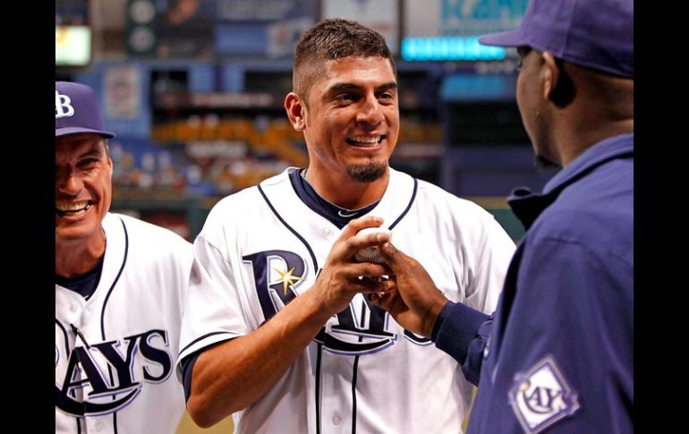 El serpentinero Matt Garza, recibe la pelota con la que logró el último out de su juego sin hit ni carrera. AFP  /