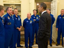 Barack Obama (d), habla con el astronauta de la Estación Espacial Internacional (EEI), T.J. Creamer (2i). EFE  /