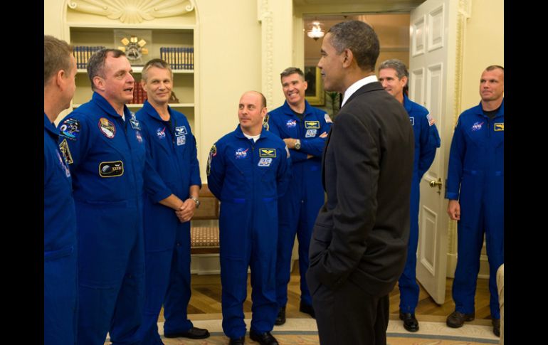 Barack Obama (d), habla con el astronauta de la Estación Espacial Internacional (EEI), T.J. Creamer (2i). EFE  /