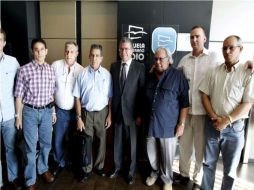 El secretario general del PP de Madrid con un grupo de ex presos cubanos, durante el homenaje. EFE  /