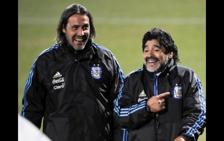 Sergio Batista (izq.), entrenador de la selecciones juveniles argentinas, junto a Diego Maradona. AFP  /