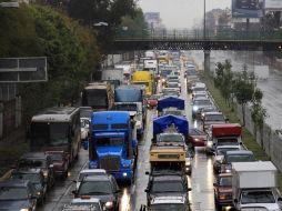 La inundación provocó el pasado lunes el cierre de los carriles centrales en el tramo del paso a desnivel. A. GARCÍA  /