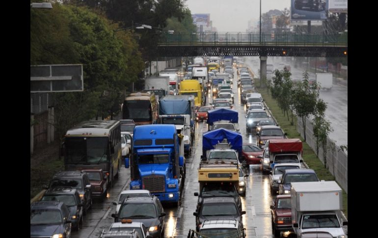 La inundación provocó el pasado lunes el cierre de los carriles centrales en el tramo del paso a desnivel. A. GARCÍA  /