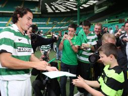 Efraín firma sus primeros autógrafos como jugador del Celtic Glasgow. AP  /