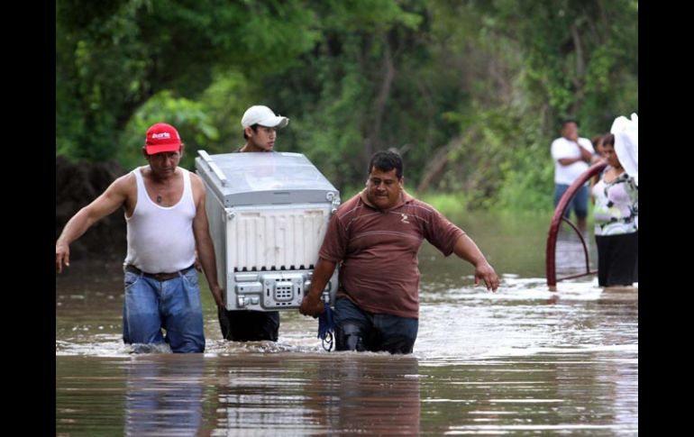 Más de 200 familias resultaron afectadas en la colonia Cuencas Uno y Dos de la Congregación de Paso del Toro, en Veracruz. NTX  /