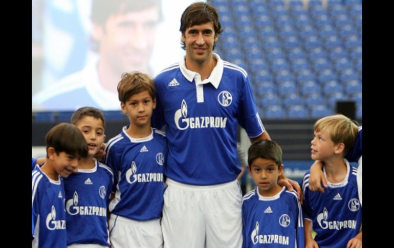 Rául González durante su presentación en Alemania. EFE  /