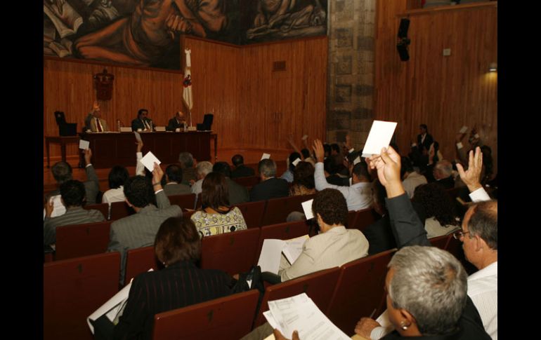 Aspecto de la sesión del Consejo General Universitario donde se aprueban recursos extraordinarios para la UdeG. M. FREYRÍA  /