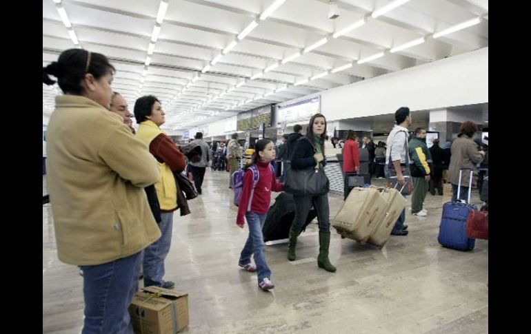 El cambio de pisos en el aeropuerto implicaría un gasto de 24 MDP, señala la Secretaría de Turismo. E. PACHECO  /