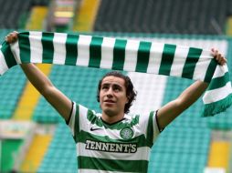 El defensa mexicano Efraín Juárez, con nueva playera del Celtic. AP  /