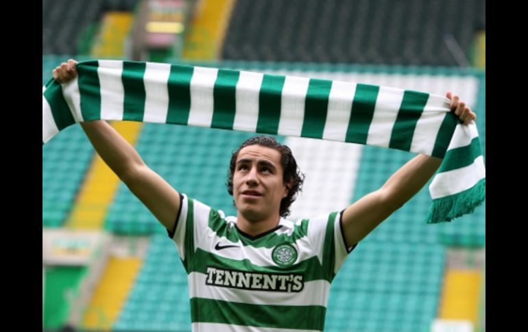 El defensa mexicano Efraín Juárez, con nueva playera del Celtic. AP  /