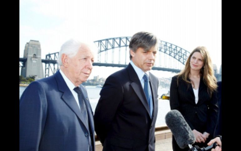 Harold Mayne-Nicholls(cen.), director de la delegación de la FIFA.  /