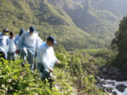 El año pasado, funcionarios estatales recorrieron la zona donde se edificará la planta de tratamiento Agua Prieta. ARCHIVO  /