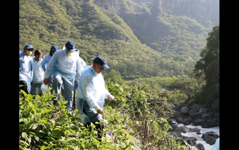 El año pasado, funcionarios estatales recorrieron la zona donde se edificará la planta de tratamiento Agua Prieta. ARCHIVO  /