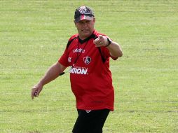 Carlos Ischia dirige el entrenamiento de hoy por la mañana. A. CAMACHO  /