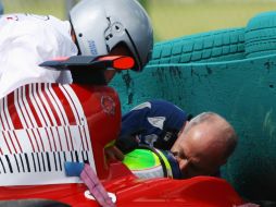 Personal médico intenta retirar del habitáculo a Felipe Massa luego del percance. AFP  /