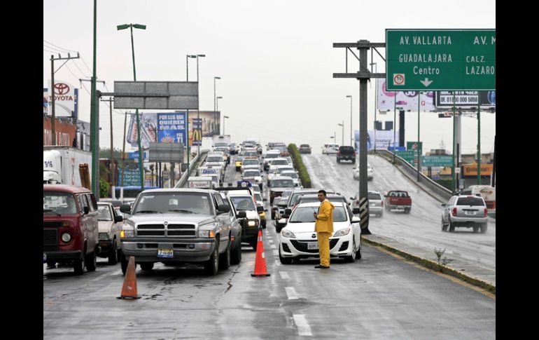 Aspecto de la avenida Vallarta con problemas en la circulación vehicular por el cierre del paso a desnivel en Rafael Sanzio. E. PACHECO  /