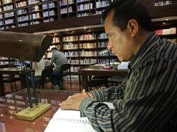 Imagen de un invidente realizando la lectura Braille.  E. BARRERA  /