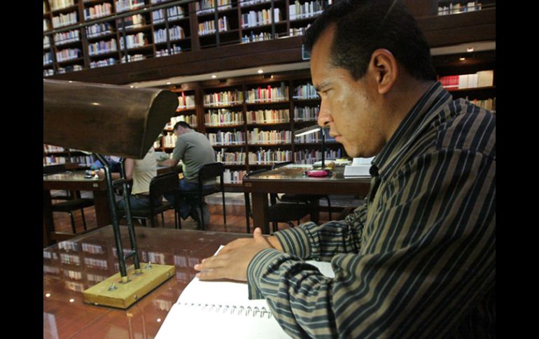 Imagen de un invidente realizando la lectura Braille.  E. BARRERA  /