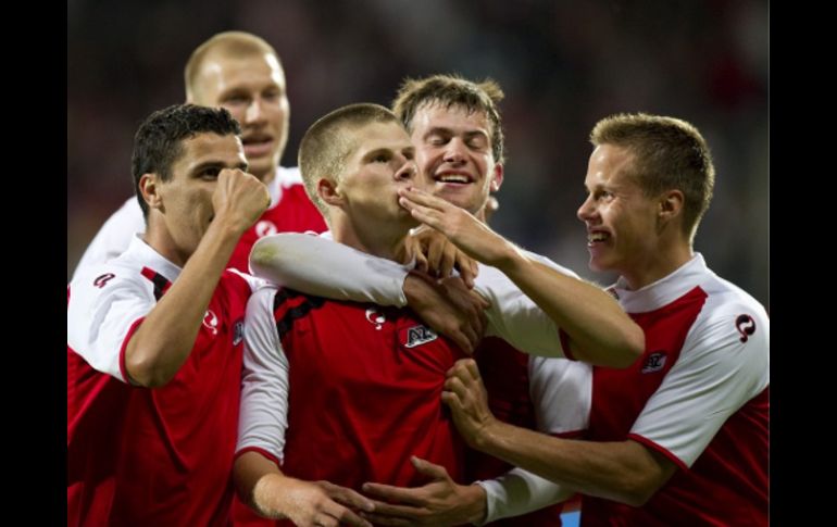 Jugadores del AZ Alkmaar celebran tras anotar contra el IFK Goteborg. EFE  /