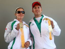 Aida Román (izq) y Juan Serrano (der) posan con sus medallas. EFE  /