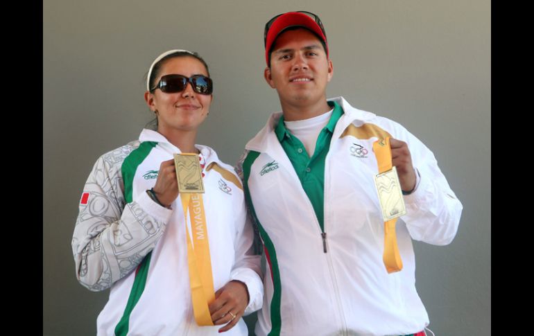 Aida Román (izq) y Juan Serrano (der) posan con sus medallas. EFE  /