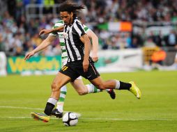 Amauri prepara su tiro en el juego de hoy contra el club irlandés, Shamrock Rovers. EFE  /