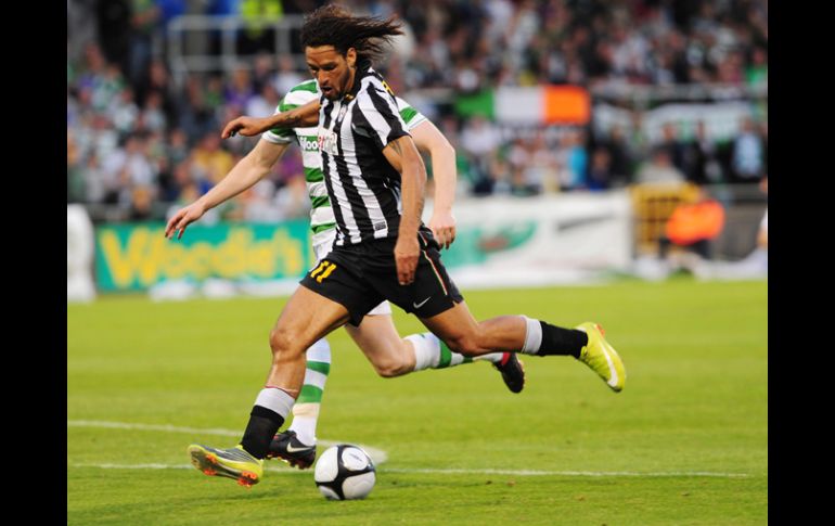 Amauri prepara su tiro en el juego de hoy contra el club irlandés, Shamrock Rovers. EFE  /