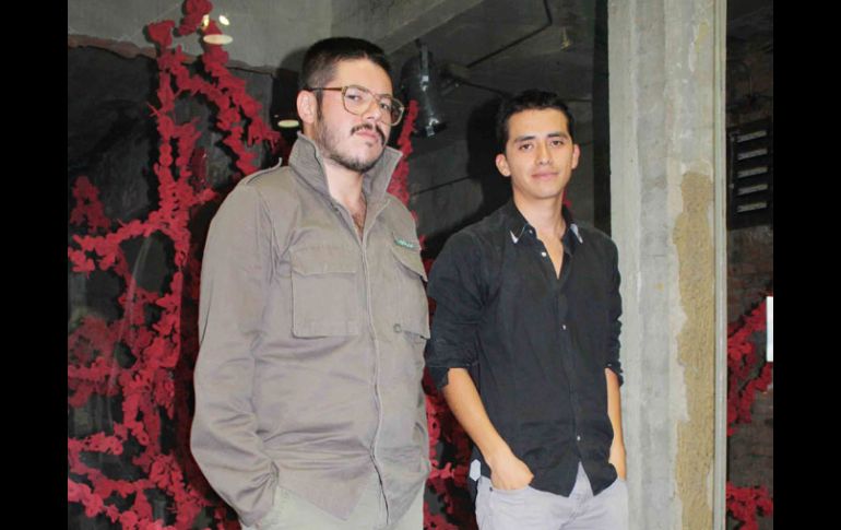 Omar Aguayo, artista invitado y colaborador del espacio cultural, junto a Rafael Paredes, director de la Abarrotera Mexicana.A.HINOJOSA  /